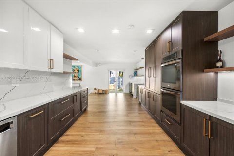 House in Miami, Florida 3 bedrooms, 245.45 sq.m. № 1977919 - photo 14