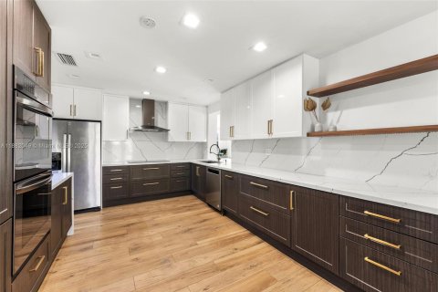 House in Miami, Florida 3 bedrooms, 245.45 sq.m. № 1977919 - photo 16