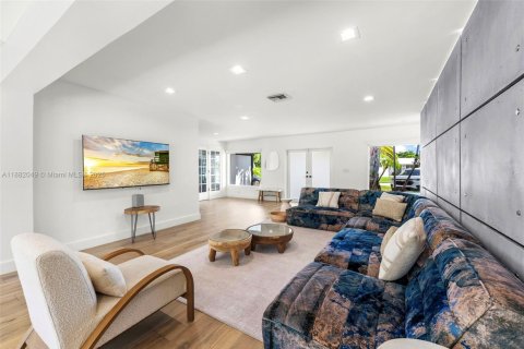 House in Miami, Florida 3 bedrooms, 245.45 sq.m. № 1977919 - photo 5