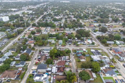 Casa en venta en Miami, Florida, 2 dormitorios, 81.75 m2 № 2002608 - foto 17