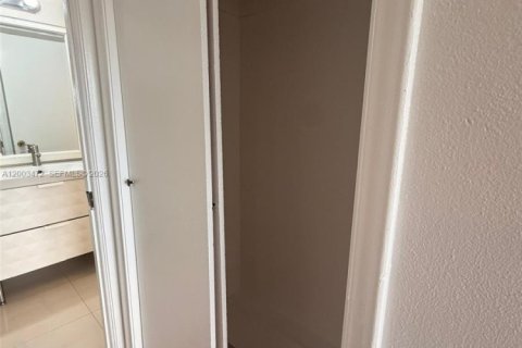 Condo in Aventura, Florida, 1 bedroom  № 2068129 - photo 12