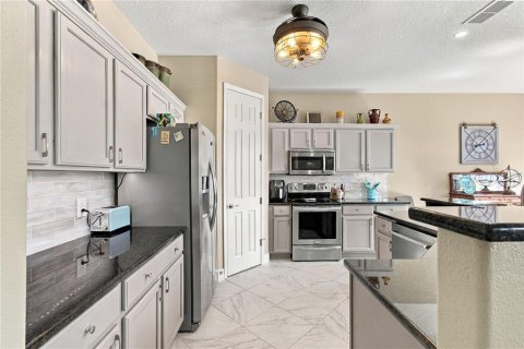 Villa ou maison à vendre à Kissimmee, Floride: 2 chambres, 143.81 m2 № 2431737 - photo 11