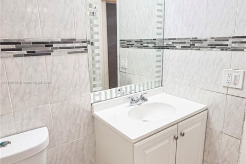 Condominio en venta en Pembroke Park, Florida, 2 dormitorios, 75.25 m2 № 1944642 - foto 12