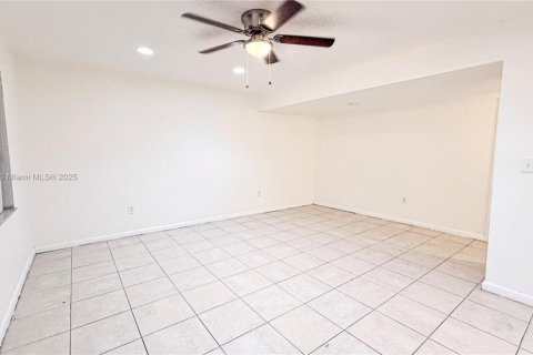 Condominio en venta en Pembroke Park, Florida, 2 dormitorios, 75.25 m2 № 1944642 - foto 2