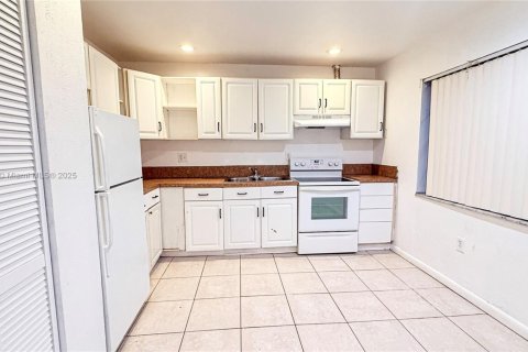 Condominio en venta en Pembroke Park, Florida, 2 dormitorios, 75.25 m2 № 1944642 - foto 3