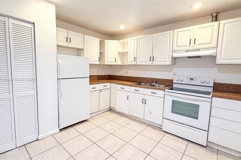 Condominio en venta en Pembroke Park, Florida, 2 dormitorios, 75.25 m2 № 1944642 - foto 4