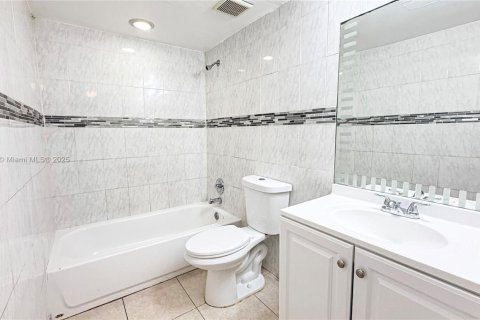 Condominio en venta en Pembroke Park, Florida, 2 dormitorios, 75.25 m2 № 1944642 - foto 11