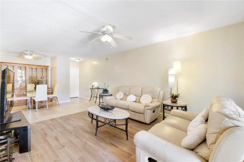 Condo in Fort Lauderdale, Florida, 2 bedrooms  № 1991106 - photo 11