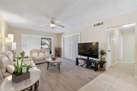Condo in Fort Lauderdale, Florida, 2 bedrooms  № 1991106 - photo 10
