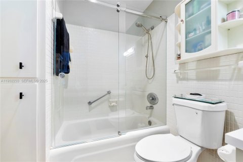 Condo in Fort Lauderdale, Florida, 2 bedrooms  № 1991106 - photo 25