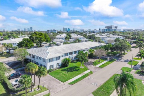 Condo in Fort Lauderdale, Florida, 2 bedrooms  № 1991106 - photo 1