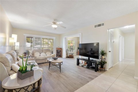 Condo in Fort Lauderdale, Florida, 2 bedrooms  № 1991106 - photo 2