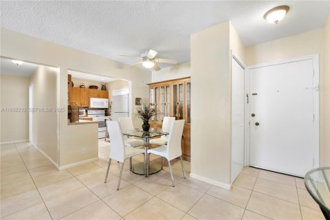 Condo in Fort Lauderdale, Florida, 2 bedrooms  № 1991106 - photo 13