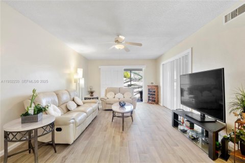 Condo in Fort Lauderdale, Florida, 2 bedrooms  № 1991106 - photo 16