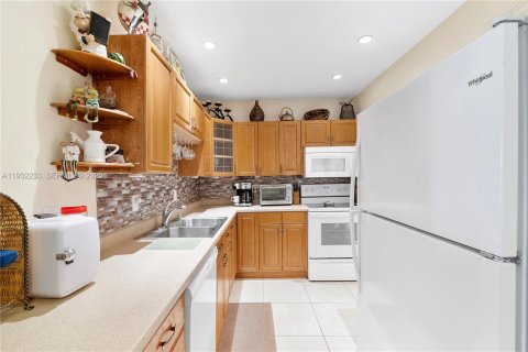 Condo in Fort Lauderdale, Florida, 2 bedrooms  № 1991106 - photo 4