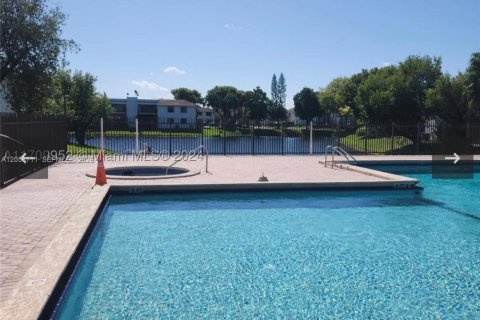 Copropriété à louer à Miami, Floride: 3 chambres, 112.88 m2 № 2168190 - photo 11