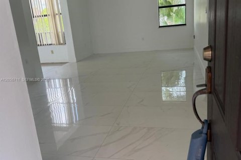 Copropriété à louer à Miami, Floride: 3 chambres, 112.88 m2 № 2168190 - photo 2