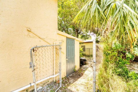 Casa en venta en West Palm Beach, Florida, 6 dormitorios, 192.87 m2 № 1151648 - foto 1