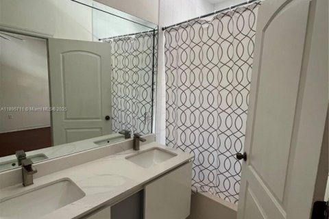 Снять в аренду таунхаус в Дорал, Флорида 2 спальни, 125.6м2, № 1947742 - фото 15