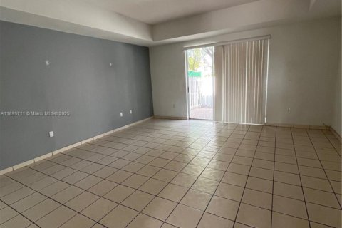 Снять в аренду таунхаус в Дорал, Флорида 2 спальни, 125.6м2, № 1947742 - фото 7