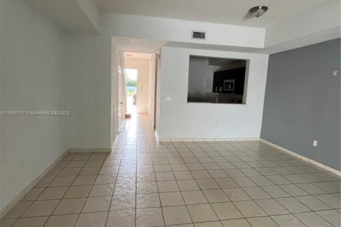 Снять в аренду таунхаус в Дорал, Флорида 2 спальни, 125.6м2, № 1947742 - фото 10