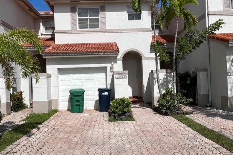 Снять в аренду таунхаус в Дорал, Флорида 2 спальни, 125.6м2, № 1947742 - фото 5