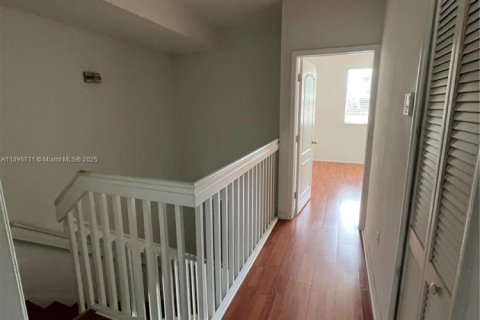 Снять в аренду таунхаус в Дорал, Флорида 2 спальни, 125.6м2, № 1947742 - фото 13