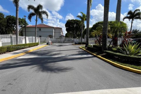 Снять в аренду таунхаус в Дорал, Флорида 2 спальни, 125.6м2, № 1947742 - фото 2