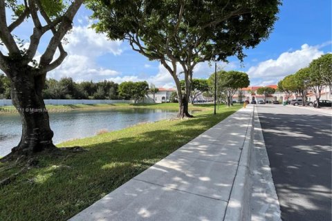 Снять в аренду таунхаус в Дорал, Флорида 2 спальни, 125.6м2, № 1947742 - фото 4