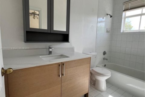 Снять в аренду таунхаус в Дорал, Флорида 2 спальни, 125.6м2, № 1947742 - фото 18