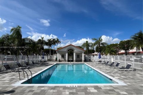 Снять в аренду таунхаус в Дорал, Флорида 2 спальни, 125.6м2, № 1947742 - фото 3