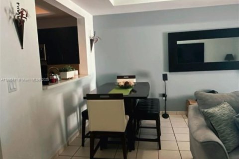 Снять в аренду таунхаус в Дорал, Флорида 2 спальни, 125.6м2, № 1947742 - фото 1