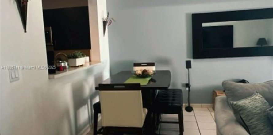 Таунхаус в Дорал, Флорида 2 спальни, 125.6м2 № 1947742