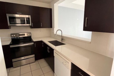 Снять в аренду таунхаус в Дорал, Флорида 2 спальни, 125.6м2, № 1947742 - фото 9