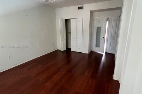 Снять в аренду таунхаус в Дорал, Флорида 2 спальни, 125.6м2, № 1947742 - фото 16