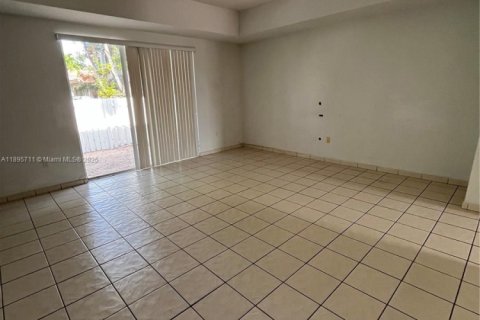 Снять в аренду таунхаус в Дорал, Флорида 2 спальни, 125.6м2, № 1947742 - фото 11
