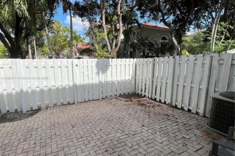 Снять в аренду таунхаус в Дорал, Флорида 2 спальни, 125.6м2, № 1947742 - фото 12