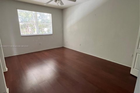 Снять в аренду таунхаус в Дорал, Флорида 2 спальни, 125.6м2, № 1947742 - фото 14