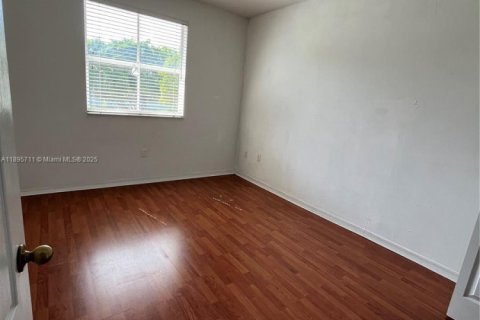 Снять в аренду таунхаус в Дорал, Флорида 2 спальни, 125.6м2, № 1947742 - фото 17