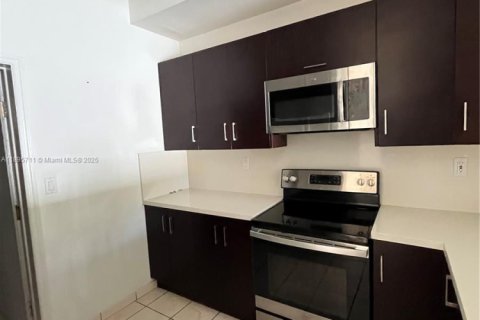 Снять в аренду таунхаус в Дорал, Флорида 2 спальни, 125.6м2, № 1947742 - фото 8