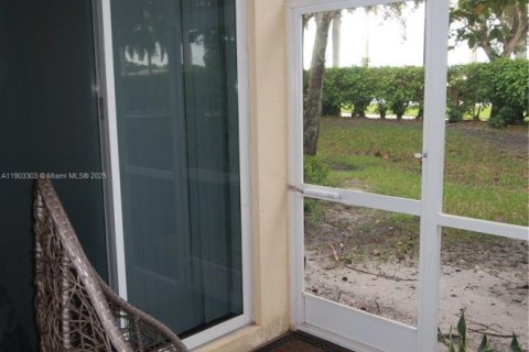 Снять в аренду таунхаус в Уэст-Палм-Бич, Флорида 2 спальни, 169.92м2, № 2081835 - фото 21