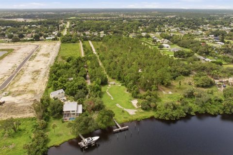 House in Fort Myers, Florida 5 bedrooms, 251.39 sq.m. № 2298236