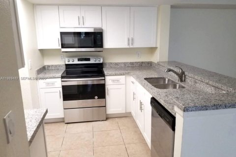 Купить кондоминиум в Корал-Спрингс, Флорида 2 спальни, 91.6м2, № 1990435 - фото 1