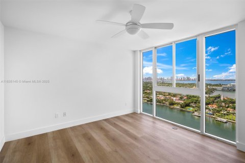 Condo in Miami Beach, Florida, 2 bedrooms  № 1935219 - photo 16