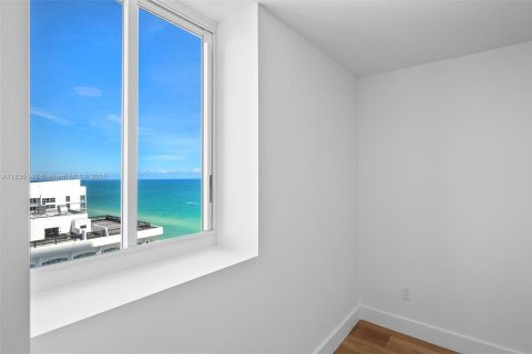 Condo in Miami Beach, Florida, 2 bedrooms  № 1935219 - photo 25