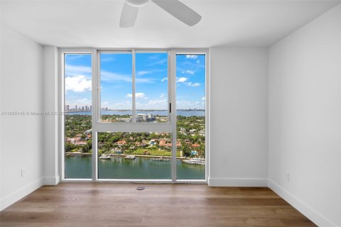 Condo in Miami Beach, Florida, 2 bedrooms  № 1935219 - photo 17