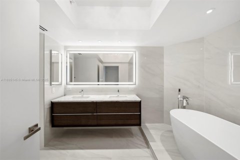 Condo in Miami Beach, Florida, 2 bedrooms  № 1935219 - photo 21