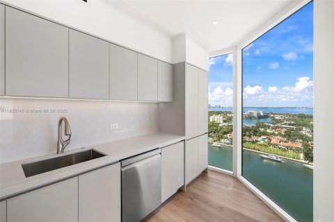 Condo in Miami Beach, Florida, 2 bedrooms  № 1935219 - photo 11