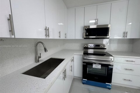 Touwnhouse à louer à Miami, Floride: 2 chambres, 94.95 m2 № 2168758 - photo 3