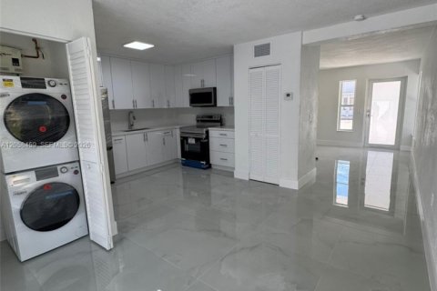 Touwnhouse à louer à Miami, Floride: 2 chambres, 94.95 m2 № 2168758 - photo 5